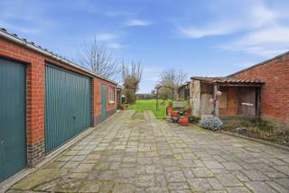 Op een landelijke ligging nabij het natuurgebied Vloethemveld en op korte afstand van het centrum van Zedelgem bevindt zich deze halfopen bebouwing op een ruim perceel van maar liefst 2.233 m². De woning werd gebouwd in 1962 en biedt tal van mogelijkheden voor wie op zoek is naar ruimte, rust en een groene omgeving.<br />Via de inkomhal bereikt u de leefruimte met zithoek en eetplaats, waar grote raampartijen zorgen voor een aangename lichtinval en zicht op de tuin. Aansluitend bevindt zich de ingerichte keuken met toegang tot de ruime veranda, die een mooi verlengstuk vormt van de leefruimte. Verder beschikt het gelijkvloers over diverse praktische bergruimtes, een kelder, een stookplaats en een garage met extra opslagmogelijkheden.<br />Op de eerste verdieping bevinden zich drie slaapkamers en een badkamer. De zolderverdieping biedt bijkomende ruimte met een zolderkamer en een extra zolderruimte, wat mogelijkheden geeft voor uitbreiding of hobbyruimte.<br />De woning beschikt over een grote zuidwest gerichte zij- en achtertuin waar u in alle rust kan genieten van het landelijke karakter van de omgeving. Daarnaast zijn er meerdere bijgebouwen, een garage, carport en ruime oprit aanwezig.<br />Een eigendom met veel potentieel op een uitzonderlijk diep perceel, ideaal voor wie landelijk wil wonen met het centrum en voorzieningen toch vlakbij.<br />Neem voorsprong met een vrijblijvende en gratis schatting van uw eigendom via:<br />www.residentievastgoed.be/gratisonlineschatten.