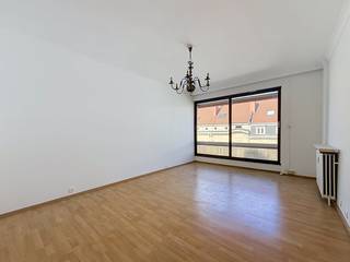 Are you looking for a charming and freshly painted apartment in the heart of the city? This cozy building in Antwerp offers the perfect balance between city life and rest. Located in the strategic Lange Lozanastraat, you can enjoy excellent accessibility here. Public transport, shops and cozy restaurants are all within walking distance.<br /><br />Fifth floor apartment with lift:<br />-entrance hall with integrated kitchen (equipped with oven, electric stove, single sink and connection for a washing machine)<br />-bright living room<br />-spacious bedroom of 14m²<br />-bathroom equipped with a shower, only washbasin furniture and a towel dryer<br />-separate toilet<br />- cloakroom cabinet<br />-cozy terrace<br /><br />Details:<br />-private basement storage on level -1<br />-communal garden and bicycle shed<br />-Ready to move in: Recently fully painted<br />-EPC<br />-common costs 150 euro/month including advance heating and water<br />-available immediately<br /><br />If you want a visit, you can request a visit via Dewaele's website.