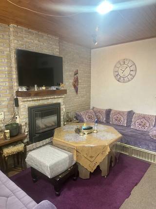 OP TE FRISSEN AUTHENTIEKE BURGERWONING IN RUSTIGE ZIJSTRAAT VAN HET HANDELSCENTRUM GERAARDSBERGEN. In een aangenaam steegje dat toegang biedt tot de markt vind je deze statige burgerwoning. Deels verbeterd in 2020 maar nog verder op te frissen. Hoog gebouw met authentieke voorgevel en gemetst over 4 bouwlagen + kelder. Gelijkvloers met zithoek en daarachter de leefkeuken, zijdelings toilet en sanitaire voorziening. Eerste verdieping met hoofdslaapkamer en ruiime badkamer met douche en wc. Tweede verdieping met 2 slaapkamers. Derde verdieping is een ingerichte zolderstudio (2020). Ideale starterswoning voor de stadsliefhebber in een aangenaam stadsgedeelte vlakbij scholen, handel en recreatie waaronder de kronkelende Dender met haar aangename wandel-en fietspad. Bel voor uw individueel bezoek met vastgoedmakelaar Cedric via telefoon naar de vastgoedbedienden op kantoor Geraardsbergen 054412500. Na opfrissing maak je van deze woning een hippe en authentieke burgerwoning in de stad.