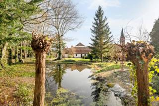 Charmant koetshuis met bijgebouw/extra woonst, unieke binnentuin genietend van een prachtig zicht, en aanpalende bouwgrond met potentieel. In het...