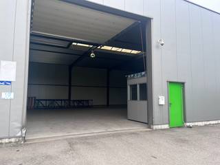 Nederlandse versie hieronder:<br /><br /><strong>FR:</strong><br />Vous êtes à la recherche d'un entrepôt industriel de 1440 m²? Avec une excellente localisation?<br /><br />Cette bien offre un hangar isolé de 1440 m², idéal pour diverses activités commerciales et besoins de stockage. Le hall est équipé avec une grande porte sectionnelle (hauteur : 4,5 m), ce qui améliore l'accessibilité et la fonctionnalité.<br /><br />La propriété est située à seulement 1km de la sortie de l'autoroute E40 et à moins de 10km de l' E42, offrant ainsi une excellente connexion.<br /><br />Ce bien vous intéresse ? N'hésitez pas à nous contacter !<br /><br /><strong>NL:</strong><br />Bent u op zoek naar een ruime bedrijfshal?<br /><br />Deze faciliteit biedt een geïsoleerde loods van 1440 vierkante meter, ideaal voor diverse bedrijfsactiviteiten en opslagbehoeften. Daarnaast beschikt de hal een grote sectionaalpoort (hoogte: 4,5 m), wat de toegankelijkheid en functionaliteit vergroot.<br /><br />Aan de voorzijde van het gebouw is parkeergelegenheid voor wagens.<br /><br />Dit pand ligt op slechts 1km van de oprit van de E40 en minder dan 10km van de E42, wat zorgt voor een uitstekende verbinding.<br /><br />Heeft dit pand uw interesse gewekt? Aarzel dan niet om contact met ons op te nemen!<br /> 
