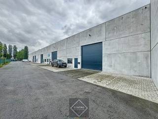 <span><span><u><strong>Nieuw magazijn te huur met 4 private parkeerplaatsen voor de deur!<br /><br />AFWERKING:</strong></u><br />Stalen constructie met volledige overspanning (geen palen), gevelwanden in geïsoleerde betonpanelen, scheidingswanden in betonpanelen, gepolierde betonvloer, geïsoleerd plat dak met ingewerkte lichtkoepel, 1 geïsoleerde sectionaalpoort (h: 4,4m; b: 4m) met afzonderlijke loopdeur.<br /><br /><u><strong>NUTSVOORZIENINGEN:</strong></u><br />Stads- en regenwater (inclusief regenpomp en uitgietbak met kraan), elektriciteit (drijfkracht), aardgas, internet, riolering.<br /><br /><u><strong>LIGGING:</strong></u><br />- Op enkele honderden meters van N44 (Aalter-Maldegem)<br />- N9 (baan Gent-Brugge)<br />- N49 (Zelzate-Knokke)<br />- Op enkele kilometers van autosnelweg E40.<br /><br /><u>*Bijzonderheden:</u><br />- Onmiddellijk beschikbaar.</span></span><br /><span><span>- Prijs excl. BTW (21%)<br />- Prijs is excl. onroerende voorheffing (ten laste van de huurder, volgens aanslagbiljet) en klein aandeel gemene kosten.<br />- Onze referentie op <strong>www.centro.be</strong>: <strong>P0447</strong> of contacteer ons via <strong>050/70.01.02</strong>.</span></span>