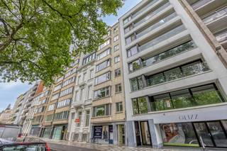 Ontdek dit schitterende appartement te koop in het hart van Antwerpen, met rustgevend zicht op bomen. Dit ruime appartement van 110 m² op de derde verdieping biedt een uitzonderlijke woonervaring in de bruisende stad Antwerpen.Indeling:- inkomhal- lichtrijke woonkamer op parket- ingerichte keuken - masterbedroom aan de rustige achterzijde met volledig ingemaakte kasten en toegang tot het eerste terras- open bureauruimte in de gang- tweede slaapkamer, ideaal als kinderkamer of logeerkamer met toegang tot het tweede terras- moderne badkamer met douchebad en lavabo- apart toilet- praktische kelderDit appartement is ideaal voor wie op zoek is naar een instapklare woning op een gewilde locatie. De nabijheid van winkels, restaurants en cultuur maakt wonen hier bijzonder aantrekkelijk. Zoek je een appartement te koop in Antwerpen? Dan is dit een unieke kans.Bent u geïnteresseerd in een appartement of woning te koop in Antwerpen? Aarzel dan niet om ons te contacteren. Had u graag uw eigen eigendom te koop aangeboden contacteer ons dan voor een vrijblijvende schatting, telefonisch op het nummer 03/206.76.76 of per mail naar antwerpen@dewaele.com.Ook voor alle andere vragen omtrent vastgoed, kopen of verkopen kan u steeds bij ons terecht!Bestuursmaatregelen in het maatregelenregister: nee