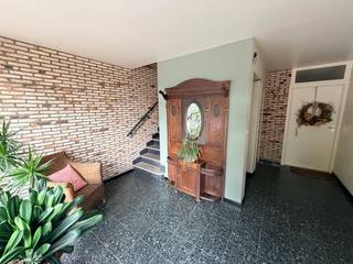 Genk-Bret, Zagerijstraat 35 bus 3: Instapklaar appartement met 3 slaapkamers in een rustige omgeving met een vlotte bereikbaarheid.<br /><br />Dit verzorgde appartement biedt aangenaam wooncomfort op een rustige locatie, met alle dagelijkse voorzieningen binnen handbereik. Winkels, scholen, openbaar vervoer en andere faciliteiten bevinden zich in de directe omgeving.<br /><br />Indeling:
<ul>
<li>Inkomhal</li>
<li>Woonkamer met toegang tot het terras</li>
<li>Keuken</li>
<li>3 slaapkamers</li>
<li>Badkamer met wastafel en bad</li>
<li>Apart toilet</li>
<li>Praktische berging </li>
<li>Extra berging in de kelder</li>
</ul>
Buitenruimte:
<ul>
<li>Garage </li>
</ul>
Extra troeven:
<ul>
<li>Lift aanwezig in het gebouw</li>
<li>Autostaanplaatsen aan de voorzijde van het gebouw</li>
<li>Ligging in rustige straat en groene omgeving</li>
<li>Op fietsafstand van Genk centrum en Kattevennen</li>
<li>Dichtbij de scholen</li>
</ul>
Een grondplan is beschikbaar onder “downloads”.<br /><br />Dit appartement is ideaal voor gezinnen, koppels of kopers die comfortabel en rustig willen wonen op een topligging.<br /><br />Interesse?<br />Neem vandaag nog contact op met Jurimex via 089 308 700 voor meer informatie of een bezichtiging en ontdek zelf de mogelijkheden van dit appartement.<br /> <br />