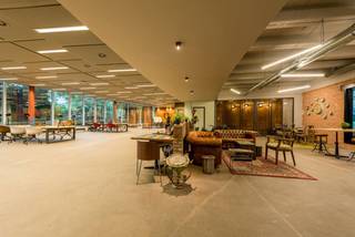 Glaverbel Building biedt een breed scala aan diensten en de mogelijkheid om uw eigen unieke kantoorruimte te ontwerpen. Met een tramhalte gunstig gelegen tegenover het volledig gemoderniseerde gebouw. Station op loopafstand.<br />Archieven: 90 €/m²/jaar <br />Extra kosten: 23 €/m²/jaar<br />Parking: 1750€/parking/jaar