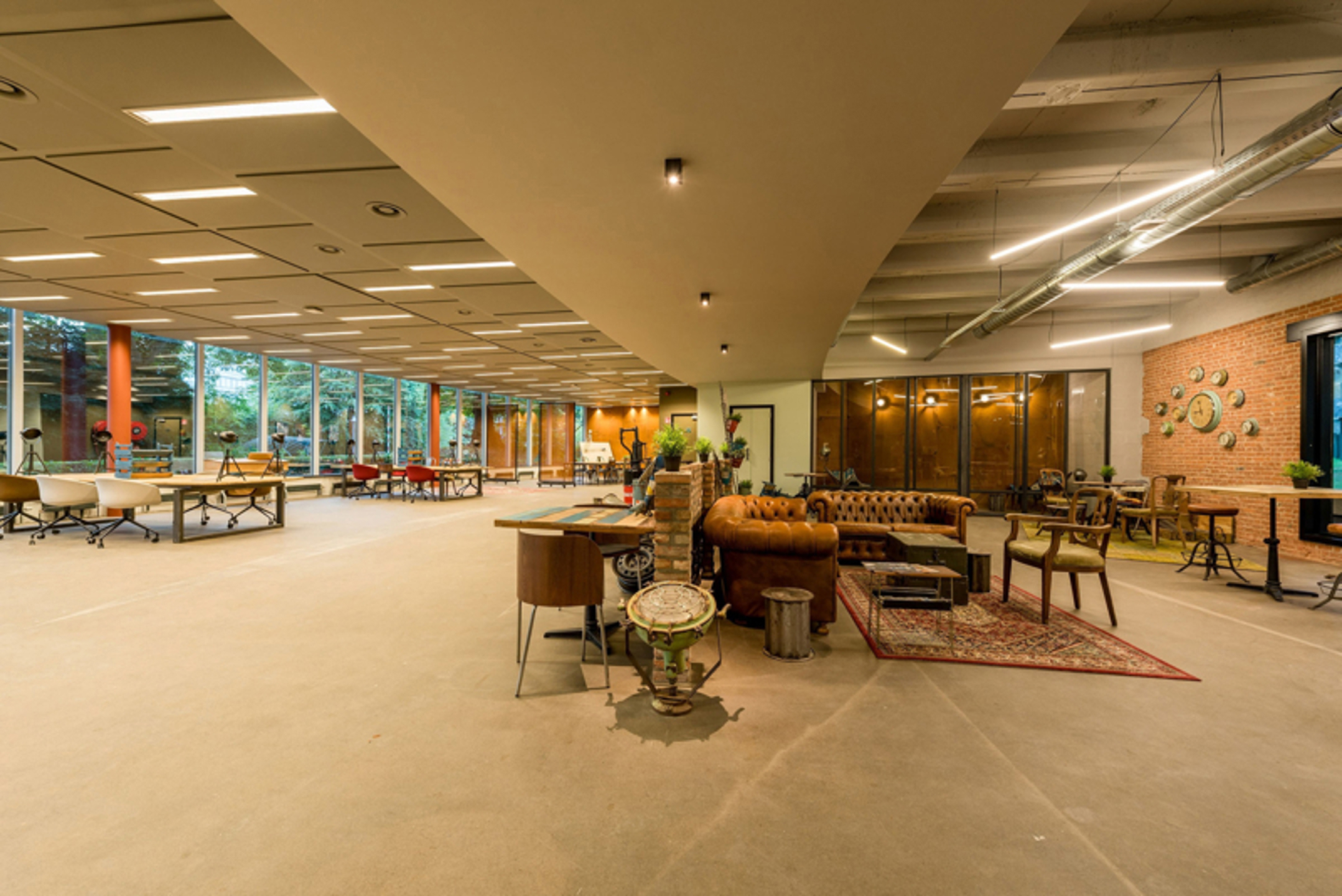 Volledig gemoderniseerd kantoorgebouw - foto 2