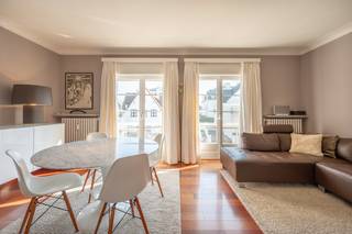 Dit gezellig appartement is gelegen op een uitstekende locatie in de Jozef Nellenslaan te Knokke-Heist, op wandelafstand van winkels, horeca en het strand.<br />Het appartement bevindt zich op de eerste verdieping. De indeling is praktisch en comfortabel, met een lichtrijke leefruimte die directe toegang biedt tot het aangename, zuidgerichte terras.<br />Verder beschikt het appartement over twee slaapkamers, een functionele keuken en een badkamer. Dankzij de compacte maar efficiënte indeling is dit pand ideaal als tweede verblijf, investering of vaste woonst.<br /><br />Troeven:<br />Vlakbij het strand<br />Centrale ligging in Knokke-Heist<br />Zuidgericht terras<br />Twee slaapkamers<br /><br />Een uitstekende opportuniteit voor wie op zoek is naar een instapklaar appartement aan de kust.