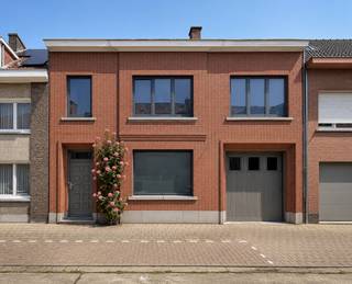 <p>Zeer ruime woning gelegen op een toplocatie in Roeselare, nabij scholen, winkels, openbaar vervoer en met een vlotte verbinding naar de autostrade, bestaande uit een inkomhal met vestiaire, leefruimte met parketvloer en houtkachel. Aansluitend bevindt zich de ruime leefkeuken met bijhorende zithoek/tweede leefruimte, apart toilet, was- en bergruimte, inpandige garage. Buiten kan je genieten van een volledig ommuurde, uiterst groene en gezellige tuin met terras en stenen tuinhuis. De woning beschikt verder over 4 slaapkamers. Op de eerste verdieping vind je 3 slaapkamers en een dressing/ bureau, badkamer uitgerust met douche, ligbad en lavabomeubel, en een apart toilet. Op de zolderverdieping is er een slaapkamer en een extra leefgedeelte/ hobbyruimte. <br />Deze woning biedt de mogelijkheid om wonen en werk te combineren.</p>
<p>Extra troeven:</p>
<ul>
<li>10 zonnepanelen met groenestroomcertificaten</li>
<li>Vernieuwde condensatieketel in 2024</li>
<li>Aluminium schrijnwerk</li>
<li>Regenwaterputten met een totale capaciteit van 6.000 liter</li>
<li>Karaktervolle elementen</li>
<li>Toplocatie nabij scholen, winkels, openbaar vervoer en autostrade</li>
<li>Inpandige garage</li>
<li>Droge kelder</li>
<li>Gezellige en groene tuin met ruim terras</li>
</ul>
<p>Te koop zonder makelaar via Smart Houses. Wenst u meer informatie of een bezoek? Contacteer rechtstreeks de eigenaar +32497824360</p>