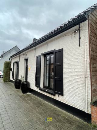 <p><span>We betreden deze prachtige woning, momenteel ingericht als airbnb maar boordevol mogelijkheden voor wie graag verder denkt. Of u nu droomt van co-housing, het creëren van meerdere kamers, een zorgwoning of een andere flexibele invulling: dit pand biedt u alle ruimte en vrijheid om uw plannen waar te maken.</span></p><p><span>Bij het binnenkomen vinden we links de eetkamer met aangrenzende leefruimte, waar grote raampartijen zorgen voor een mooi uitzicht op de ruime, groene tuin. Lopen we verder door, dan komen we in de keuken, die eveneens uitkijkt op de tuin en dankzij de indeling een warm en open gevoel creëert. Op het gelijkvloers is er bovendien een aparte toilet, en vooraan bevindt zich een gezellige slaapkamer met ensuite badkamer.</span></p><p><span> </span></p><p><span>De eerste verdieping is momenteel één grote open ruimte met een loftgevoel, maar biedt uitzonderlijk veel potentieel. Hier kunnen zonder moeite </span><span>drie tot vier slaapkamers worden gecrëerd</span><span>. Een badkamer en een apart toilet zijn aanwezig op deze verdieping. </span></p><p><span> </span></p><p><span>Buiten geniet u van een uitgestrekte tuin die rust en privacy uitstraalt. Achteraan bevindt zich bovendien een polyvalente ruimte die voor allerlei doeleinden kan worden gebruikt, zoals een hobbyruimte, praktijkruimte, atelier of extra opslag. </span></p>
