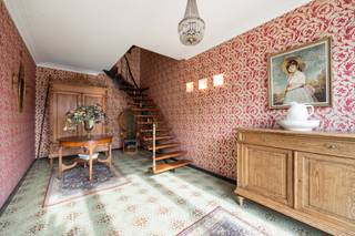 <strong>Deze ruime woning met 3 slaapkamers en inpandige garage is centraal gelegen aan de stadsrand van Herentals. </strong><span><br /><br /><strong>Ligging:</strong> op een invalsweg net buiten de ring van Herentals. Vlakbij de bossen van de "Toeristentoren", snepkensvijver en andere natuurgebieden. Eveneens op korte afstand van winkels, scholen, station, ...</span><span><br /><br /><strong>Omschrijving:</strong> de woning werd gebouwd in 1970 en beschikt over volgende indeling: een ruime inkomhal geeft u toegang tot de grote inpandige garage, berging/wasplaats en toilet. De eerste verdieping omvat leefruimte in L-vorm (parket), bureau/speelruimte/... en keuken met alle comfort. Via de trap komt u op de tweede verdieping met 3 slaapkamers en badkamer voorzien van ligbad/douche, lavabo en bidet. Via een vouwtrap is er nog een kleine bergzolder. Achteraan beschikt deze woning over een tuintje dat wordt gehuurd van spoorwegen voor een klein jaarlijks bedrag.<br /><br />Extra info: Kruipkelder onder ganse woning I Aluminium ramen I Rolluiken achteraan I Cv op stookolie I EPC: 469 kWh/m2 (Label E - renovatieverplichting). <br /><br />Deze woning valt onder de renovatieplicht. Voor meer info kijk op de website van het Vlaams Energie- en Klimaatagentschap: https://www.vlaanderen.be/een-huis-of-appartement-kopen/renovatieverplichting-voor-residentiele-gebouwen<br /><strong><br />Bijzondere informatieplicht</strong>: Vg, Wg, Gmo, Gvv, Gvkr.</span>