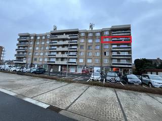 <strong>Appartement met 2 slaapkamers en berging.</strong><br />Op zoek naar een nieuwe inverstering? Dit appartement is momenteel verhuurd voor 630 €/maand inclusief syndic kosten. Er is ook nog een mogelijkheid om een staanplaats erbij te kopen voor €15.000.<br /><br /><strong>Indeling</strong><br />Het appartement bevindt zich op de vierde verdieping en beschikt over een inkomhal, badkamer, 2 slaapkamers en berging. Verder is er nog de ruime living met veel lichtinval, terras en keuken met berging( met nog een tweede aparte terras)<br /><br /><strong>Troeven</strong>
<ul><li>2 terrassen</li><li>ruime living</li><li>dicht bij winkels en scholen</li><li>Staanplaats bij te kopen : €15.000</li></ul>