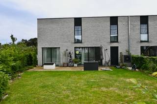 Recente BEN woning in een nieuwe groene woonbuurt ! <br /><br />Indeling : Inkomhal , apart toilet , woonkamer met deels open keuken , wasplaats + tuinberging . <br />Verdiep : nachthal , apart toilet , 3 slaapkamers , badkamer met bad en douche , technische berging . <br />Tuin met terras en handige tuinpoortjes .<br />Carport + extra open staanplaats inbegrepen . <br /><br />Gelegen in een kindvriendelijke woonwijk met speeltuintje, vlakbij scholen , winkels , dokter . <br />Vloerverwarming en koeling in alle ruimtes via vloerverwarming met warmtepomp .<br />E peil 18 <br />Elektriciteit conform.<br />Zonnepanelen voorzien . <br />Pre-airco installatie aanwezig.<br /><br /><br />