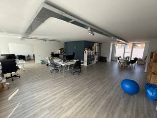 Cet espace de bureau spacieux de 215m² est situé dans le centre de Strombeek-Bever et constitue le lieu de travail idéal pour une entreprise...