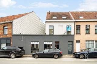 <p><strong>Topgelegen handelspand met verhuurd duplexappartement</strong></p><p>Strategisch gelegen handelspand met uitstekende visibiliteit, gecombineerd met een <strong>verhuurd appartement met aparte ingang</strong> – ideaal als investering of combinatie wonen/werken.<br />Het <strong>gelijkvloers</strong> omvat een ruim en lichtrijk handelspand met aparte praktijkruimte, keuken en een ruime berging.<br />Op de <strong>eerste verdieping</strong> bevindt zich een <strong>gerenoveerd duplexappartement</strong> met éen slaapkamer en een ruime, lichte leefruimte dankzij de grote raampartijen.</p><p>Een veelzijdig eigendom op een toplocatie met sterke commerciële troeven en een stabiel huurrendement.</p>