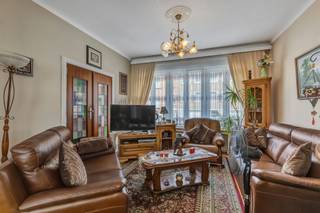 <p>Bent u op zoek naar een karaktervolle woning in centrum Dilbeek? Ontdek deze instapklare woning met tal van mogelijkheden!</p><p></p><p>De woning beschikt over drie volwaardige slaapkamers, met de mogelijkheid tot het creëren van een vierde slaapkamer. Dankzij de centrale verwarming op aardgas en de dubbele beglazing in PVC geniet u van een aangenaam wooncomfort. Gunstig EPC-label C!</p><p>Indeling:</p><p>- Gelijkvloers: inpandige garage, wasplaats, badkamer en opbergruimte</p><p>- 1e verdiep: Inkomhal, gastentoilet, leefruimte met eetplaats, keuken en veranda</p><p>- 2e verdiep: slaapkamer 1 (15m²), slaapkamer 2 (15m²), bureau (5 m²), badkamer</p><p>- 3e verdiep: ruime slaapkamer 30 m² - mogelijkheid tot 4e kamer.</p><p></p><p>Buiten geniet u van een gezellige, zuidgericht georiënteerde tuin waar u in alle rust kan ontspannen.</p><p></p><p>De ligging is een absolute troef: in het hart van Dilbeek en op minder dan een minuut wandelen van het prachtige park. Winkels, scholen en openbaar vervoer bevinden zich op wandelafstand, terwijl u dankzij de nabijheid van de autosnelweg en de Ninoofsesteenweg geniet van een uitstekende bereikbaarheid.<br />Stedenbouw en maatregelenregister in aanvraag.</p>