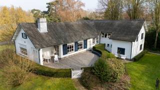 <strong>Uitstekend gelegen split-level villa in een gegeerde doodlopende straat.</strong><br /><br /><strong>Op een ruim perceel van ca. 2.853 m² met ca. 52 m straatbreedte en zuid-oost oriëntatie, ligt deze bijzondere villa met heel veel potentieel. </strong><br /><br /><strong>De gelijkvloerse verdieping:</strong><br />- <strong>inkomhal </strong>op tegel<br />- <strong>woonkamer </strong>op parket met zicht op het terras en een dubbele deur naar de tuin <br />- gezellig <strong>salon </strong>met houthaard, bar en zicht op de tuin<br />- aparte <strong>keuken </strong>met inbouwtoestellen waaronder vaatwasser, kookvuur, koelkast en heteluchtoven, met toegang naar de tuin<br /><br /><strong>Souterrain / niveau garage:</strong><br />- <strong>gastentoilet </strong>met aparte handenwasser<br />- inpandige <strong>garage </strong>met gootsteen, aansluiting voor wasapparatuur en technische voorzieningen zoals vernieuwde ACV SMART boiler en Vaillant CV-ketel<br />- <strong>bureau</strong>, ideaal als thuiswerkplek, of in te richten als slaapkamer<br />- <strong>slaapkamer </strong>op laminaat met toegangsdeur naar de tuin en een <strong>achterliggende kamer</strong> (bijv. in te richten als dressing of extra bergruimte)<br />- Toegang naar de<strong> kelder</strong> met kruipruimte<br /><br /><strong>Split-level:</strong><br />- <strong>nachthal</strong> met nachttoilet<br />- <strong>slaapkamer </strong>met lavabo<br />- <strong>douchekamer </strong>met douche en handdoekradiator<br />- afgesloten <strong>oudergedeelte </strong>met <strong>veiligheidsdeur </strong>en <strong>twee</strong> <strong>slaapkamers</strong>, waarvan één met lavabo<br />- <strong>badkamer </strong>met ligbad en lavabo <br />- <strong>Bergzolder </strong>aanwezig (vlizotrap)<br /><br /><strong>De tuin:</strong><br />- Een <strong>prachtige</strong>, <strong>zuidoost georiënteerde</strong> <strong>tuin </strong>met veel <strong>privacy</strong><br />- <strong>Terras </strong>én deels <strong>overdekt terras </strong>om het hele seizoen door buiten te genieten<br />- <strong>Tuinhuis</strong> en <strong>praktische</strong> <strong>buitenruimte</strong><br />- Een <strong>sfeervolle vijver</strong><br />- De woning ligt iets hoger, wat zorgt voor een aangenaam open gevoel en extra veel licht<br /><br /><strong>Algemeen:</strong><br />- De woning ligt <strong>centraal </strong>op het perceel, met rondom <strong>groen </strong>en <strong>ruimte</strong><br />- <strong>Oprit </strong>voor meerdere wagens<br />- Verwarming op gas via radiatoren (Vaillant - 2019)<br />- Gelegen in een <strong>doodlopende straat </strong>met een straatbreedte van ca. 52 meter