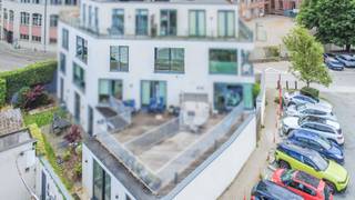 Een aangenaam, recent appartement in een kleine residentie met oa. 1 slaapkamer, een terras en kelder, welgelegen nabij openbaar vervoer en winkels in het centrum van Halle (Vuurkruisenstraat)! Bestaande uit : Op de tweede verdieping: inkom, living-eetplaats met open en volledig geïnstalleerde keuken (24.61m² - verlek, kookplaat, dampkap, oven, koelkast, vaatwasser), slaapkamer (10.00m²) met aansluitend doucheruimte (douche, lavabo met meubel), berging met apart toilet. Verder: terras (zuidwest gericht), kelder. Buitenschrijnwerk ALU dubbel glas - Individuele centrale verwarming op aardgas. EPC: 105 Kwh/m² - UC: 20250619-0003629432-RES-1 - label B - Bruto bewoonbare oppervlakte : +- 60m² - Lift in het gebouw!<br />Gemeenschappelijke lasten : +- 53 euro / maand - Elektrische installatie conform! - Nutsvoorzieningen: aparte tellers water, gas en elektriciteit - Stedenbouwkundige inlichtingen aangevraagd - Meer info op: www.vuurkruisenstraat14-2-02.be !!!