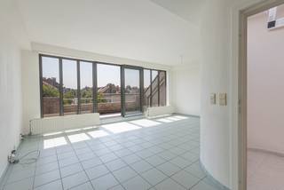 <p><strong>Verzorgde penthouse met twee slaapkamers en ruim terras.</strong></p><p></p><p>Gelegen op de derde verdieping van een kleinschalige residentie met slechts vier appartementen (bouwjaar 1998), geniet deze verzorgde penthouse van een rustige ligging en een aangename woonomgeving. Het appartement is bereikbaar via de trap en biedt met zijn 79 m² een comfortabele en praktische indeling.</p><p></p><p>De lichtrijke leefruimte aan de voorzijde geeft rechtstreeks uit op een ruim en zonnig terras, waar het heerlijk vertoeven is. De deels geïnstalleerde keuken sluit mooi aan op de leefruimte en zorgt voor een open en gezellige sfeer.</p><p>Aan de achterzijde bevinden zich twee volwaardige slaapkamers, een verzorgde badkamer voorzien van een douche in ligbad, een apart gastentoilet en een praktische technische berghoek.</p><p></p><p>De elektrische installatie wordt vóór de verkoop conform gekeurd.</p><p></p><p>Bovendien is een ruime privatieve kelderberging inbegrepen.</p><p></p><p>Daarnaast bestaat de mogelijkheid om een dubbele garage van 24 m² aan de voorzijde van het gebouw aan te kopen voor € 35.000.</p><p></p><p><strong>Het appartement is vrij bij akte</strong> en dus onmiddellijk beschikbaar voor eigen bewoning of als investering.</p><p></p><p>EPC: 261 kWh/m²jaar<br />Energielabel: E-</p>