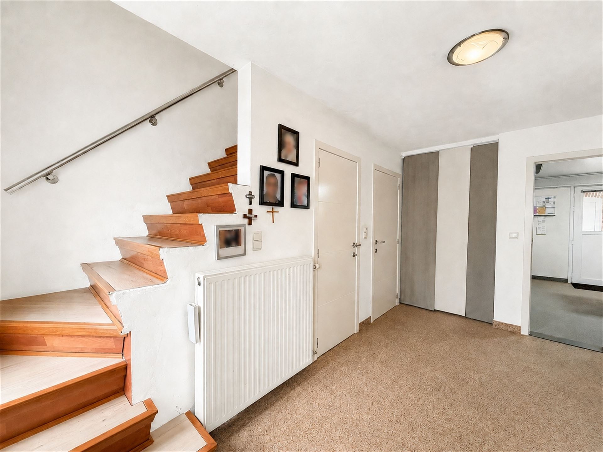 Verrassend ruime gezinswoning met 4 slaapkamers, kelder, zolder en een grote inpandige garage! - foto 4