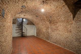 Ce local commercial d'environ 150 m² est situé dans la Keizerstraat, en plein cœur historique d'Anvers. Il bénéficie d'une excellente...