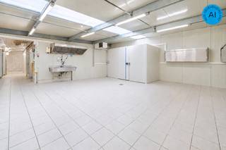 Op een uitstekende locatie in het centrum van Ertvelde bevindt zich dit ruime en uitstekend onderhouden handelspand van 285 m². Dankzij de praktische indeling, de goede bereikbaarheid en de vele mogelijkheden is dit pand geschikt voor uiteenlopende commerciële of professionele activiteiten.<br /><br />Het pand beschikt over een aangename, instapklare winkelruimte, twee ruime polyvalente ruimtes, een keuken/bureauruimte en meerdere bergingen. Verder zijn er een aparte zijingang, een gezellig koertje en als extra troef een achteringang via de Holstraat, ideaal voor leveringen en laden en lossen.<br /><br />Alle technieken en keuringen zijn volledig in orde en het gebouw werd steeds zorgvuldig onderhouden. Bovendien is er voor de deur ruime parkeergelegenheid voor klanten.<br /><br />Dankzij de royale oppervlakte en veelzijdige indeling biedt dit handelspand tal van mogelijkheden voor wie op zoek is naar een commerciële ruimte op een centrale locatie in Ertvelde.<br />Het pand staat op vandaag zo goed als leeg dus u kan er als ondernemer snel over beschikken. <br /><br />Meer info of een bezoek plannen? Contacteer WIJSvastgoed via +32 9 395 80 10.