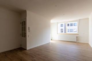 <div><div> <p>Gerenoveerd appartement met 1 slaapkamer.</p><p>Dit volledig gerenoveerd appartement is gelegen op de 1ste verdieping in het centrum van Wijnegem. Het appartement beschikt over een leefruimte met open keuken. De volledig nieuwe keuken is ingericht en voorzien van alle toestellen. De inkomhal is uitgerust met ingemaakte kasten en geeft toegang tot het afzonderlijke toilet. De slaapkamer van 10 m² beschikt eveneens over praktische inbouwkasten. De nieuwe badkamer is voorzien van een inloopdouche, dubbele wastafel en aansluitingen voor wasmachine en droogkast. Er zijn geen algemene onkosten.</p></div> </div>