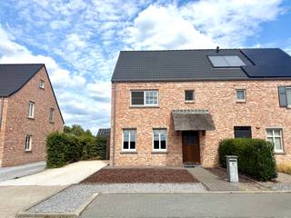 <br />Bent u op zoek naar een kwalitatief huis om te huren op een toplocatie nabij Hasselt? Dit moderne en energiezuinige pand biedt alle comfort dat u zoekt. Gelegen in een rustige, residentiële wijk, geniet u hier van een uitstekende bereikbaarheid. Scholen, winkels, openbaar vervoer en belangrijke invalswegen bevinden zich in de directe nabijheid van de woning.<br /><br />Indeling:<br /><br />Gelijkvloers:<br /><br />- Inkomhal<br />- Gastentoilet<br />- Woonkamer<br />- Eetkamer<br />- Keuken<br />- Berging<br /><br />eerste verdieping:<br /><br />- 3 Slaapkamers<br />- Badkamer<br />- Toilet<br /><br /><br />Algemeen:<br /><br />- Zolderruimte<br />- Terras<br />- ruime tuin <br /><br />Epc: A <br /><br />De snelste manier om een bezoek te brengen aan dit appartement? Vraag je bezoek aan via de rode knop op onze website (www.dewaele.com).<br /><br />Telefonisch kunnen er geen afspraken gemaakt worden. Bij andere vragen kun je ons telefonisch contacteren via 011 30 50 50