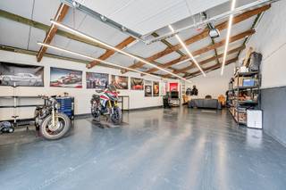 Opslagruimte van 90m² op topligging: 5 min van het centrum Dendermonde en vlakbij diverse uitvalswegen. Sectionaal poort: vrije hoogte 2m95 x...