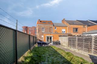 Instapklare woning met tuintje vlakbij centrum van Tongeren.Op slechts één minuutje van supermarkt, school en winkels, bevindt zich deze halfopen...
