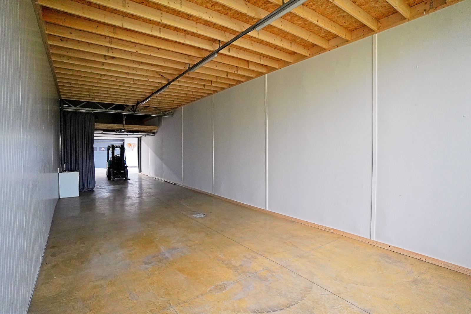 TE HUUR: vernieuwd magazijn van 23 m x 4 m - foto 3