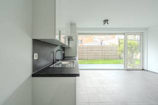 Deze instapklare studio gelegen aan de Spuikomlaan te Bredene bevindt zich op het gelijkvloers en is ideaal voor starters, alleenstaanden of als tweede verblijf aan zee.Indeling: - inkomhal- lichtrijke leefruimte - terras (8m²) met tuintje (8m²)- keuken uitgerust met een spoeltafel, keramische kookplaat, frigo met diepvries en oven- afzonderlijke slaaphoek (10m²)- badkamer voorzien van een lavabomeubel met spiegelkast, douche en toilet- aansluiting wasmachine voorzien in de hall Pluspunten:- gelijkvloerse studio met privétuin en terras- aparte slaaphoek- instapklaar- rustige locatie aan de Spuikomlaan- nabij openbaar vervoerWacht niet langer en ontdek deze unieke kans! Contacteer ons vandaag nog voor een bezoek.Dit pand is onderworpen aan de renovatieverplichting van de Vlaamse overheid voor residentiële gebouwen (behoudens bij sloop binnen 5 jaar na de aankoop). Consulteer voor meer informatie de website van het Vlaams Energie- en Klimaatagentschap via https://www.vlaanderen.be/een-woning-kopen/renovatieverplichting-voor-residentiele-gebouwen