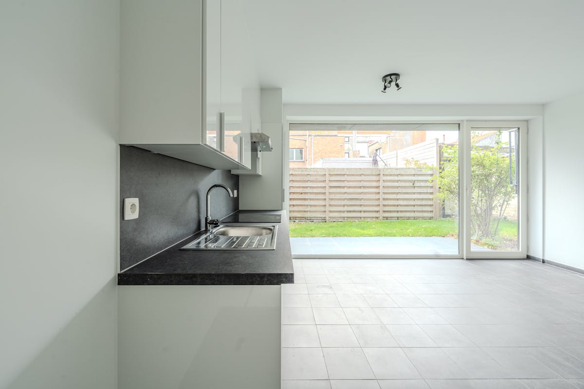 Lichtrijke studio met slaaphoek en met tuintje te Bredene - foto 3