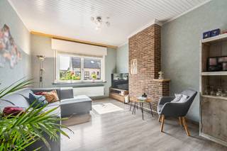 [[ DIT PAND NEEMT DEEL AAN DE ERA OPEN HUIZEN DAG OP 19/9 VAN 13:00 TOT 14:00 ]]
<p><strong>Ruime halfopen woning met grote tuin in Opwijk</strong></p>

<p>Deze ruime halfopen woning in Opwijk biedt <strong>veel leefruimte, 3 slaapkamers, een volledig omheinde tuin en ruime parkeermogelijkheden</strong>. Een ideale gezinswoning voor wie ruimte en een praktische ligging wil combineren.</p>

<p>De woning beschikt over een lichtrijke living van 30 m² en een aansluitende eetkamer van 12 m². Verder zijn er een keuken en een tweede, volledig uitgeruste keuken met dubbele spoelbak, vaatwasser, koelkast, oven en inductiekookplaat. Een berging, aparte stookruimte en kelder zorgen voor extra opbergruimte.</p>

<p>Er zijn <strong>3 ruime slaapkamers</strong> van 34 m², 17 m² en 12 m². Daarnaast beschikt de woning over 2 badkamers. De eerste badkamer is uitgerust met een dubbel lavabomeubel, ligbad, toilet en ingebouwde kasten. De tweede badkamer heeft een douche en toilet.</p>

<p>Buiten geniet je van een <strong>ruime, volledig omheinde tuin</strong> met extra opslagmogelijkheden. Dankzij de oprit is er plaats voor meerdere wagens. Ook in de straat is voldoende parkeergelegenheid.</p>

<p>De woning ligt in een aangename woonomgeving, nabij scholen, openbaar vervoer, het treinstation en belangrijke invalswegen.</p>

<p><strong>Troeven</strong></p>

<ul><li>
	<p>Ruime halfopen gezinswoning</p>
	</li><li>
	<p>3 grote slaapkamers</p>
	</li><li>
	<p>2 badkamers</p>
	</li><li>
	<p>Grote, volledig omheinde tuin</p>
	</li><li>
	<p>Extra opslagruimte en kelder</p>
	</li><li>
	<p>Oprit voor meerdere wagens</p>
	</li><li>
	<p>Centrale ligging nabij station, scholen &amp;amp; invalswegen</p>
	</li></ul>

<p><strong>Op zoek naar een ruime gezinswoning in Opwijk? Plan je bezoek en ontdek de mogelijkheden van deze woning.</strong></p>