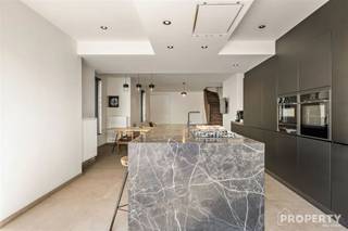 Maison mitoyenne semi-ouverte, prête à emménager, située dans un quartier calme, à vendre ! Agencement