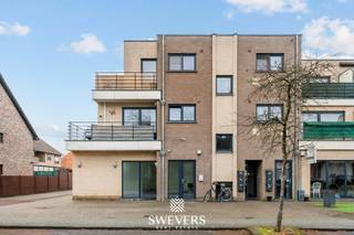 * De vermelde prijs is exclusief gemeenschappelijke kosten van 100 euro/maand.<br /><br />Op een strategische maar rustige locatie in Heusden-Zolder, meer bepaald in de Rode Kruisstraat 2/1, bevindt zich dit verzorgde handelspand op het gelijkvloers. Een plek waar bereikbaarheid, zichtbaarheid en comfort samenkomen. Ideaal voor ondernemers die op zoek zijn naar een professionele uitvalsbasis met alles binnen handbereik.<br /><br />Het handelspand werd gebouwd in 2006 en bevindt zich in een goede staat. De neutrale uitstraling maakt het pand bijzonder veelzijdig en geschikt voor uiteenlopende commerciële activiteiten. U krijgt hier een solide basis waarop u meteen kan verder bouwen, zonder nood aan grote of ingrijpende investeringen.<br /><br />Met een bruikbare oppervlakte van ongeveer 120 m² beschikt u over voldoende ruimte om klanten op een aangename manier te ontvangen en tegelijk efficiënt te werken. De indeling laat toe om de ruimte flexibel in te richten volgens uw noden en toekomstplannen. Vandaag starten, morgen uitbreiden — hier kan het.<br /><br />Een extra troef is de aanwezige keuken van 13 m². Een praktische voorziening die het dagelijkse comfort van uzelf en uw medewerkers aanzienlijk verhoogt. Even pauzeren, lunchen of bijtanken tijdens een drukke werkdag? Dat kan hier in alle rust en comfort. Daarnaast is het pand uitgerust met een alarm, rookdetectoren en internetaansluiting, wat bijdraagt aan een veilige en vlot functionerende werkomgeving.<br /><br />De ligging is zonder twijfel een belangrijk pluspunt. Het handelspand bevindt zich op slechts 150 meter van het openbaar vervoer en op wandelafstand van scholen. Winkels, restaurants en ontspanningsmogelijkheden liggen op 1,5 tot 1,8 km, wat zorgt voor een levendige maar aangename omgeving.<br /><br />Ook qua bereikbaarheid scoort dit pand uitstekend. De nabijheid van de snelwegen op ongeveer 3,5 km maakt het pand eenvoudig toegankelijk voor klanten en leveranciers van buiten de regio. Ideaal voor een vlotte dagelijkse werking en een brede klantenbasis.<br /><br />Ondanks de centrale ligging bevindt het handelspand zich in een rustige zijstraat van de Koolmijnlaan met een commerciële uitstraling. Hier geniet u zonder storende drukte toch van zichtbaarheid. Bovendien is er ruim voldoende gratis parkeergelegenheid in de straat, een absolute meerwaarde voor klanten én medewerkers.<br /><br />Het gunstige EPC-label zorgt ervoor dat de energiekosten binnen de perken blijven. Een slimme investering die niet alleen vandaag, maar ook op lange termijn rendeert. Lagere kosten betekenen meer ruimte om te focussen op wat écht telt: uw zaak laten groeien.<br /><br />Tot slot is het handelspand onmiddellijk beschikbaar. U hoeft dus niet te wachten om uw plannen te realiseren. Ziet u het al voor zich? Uw onderneming die hier vorm krijgt, klanten die vlot binnenwandelen en een werkplek die elke dag opnieuw professioneel aanvoelt. Dit handelspand biedt u alle kansen om meteen van start te gaan in Heusden-Zolder. Bel ons vandaag nog voor een persoonlijke rondleiding. Wij van Swevers Real Estate helpen je maar al te graag verder. tel. 011 255 155. Bron bewoonbare oppervlakte: EPC-verslag.