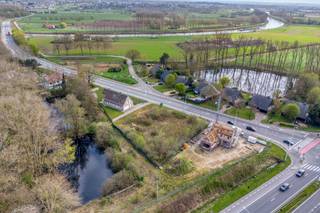 Deze bouwgrond biedt een mooi uitzicht op het groen met een vijver en is geschikt voor open bebouwing. Uitstekende ontsluiting naar Gent, Oudenaarde, E17/E40,...<br />Perceelnr.: Nazareth 2de afd. Eke, sectie B, 0437F.<br />Samenvoeging met perceel 0437G mogelijk.<br />Interesse? Neem contact op met Marianne van de Vastgoedlink, E marianne@devastgoedlink.be of T +32474882943.