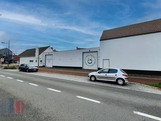 Deze commerciële eigendom combineert een ruime handelsruimte met bijhorende loods, strategisch gelegen langs de Duinkerkekeiweg, op slechts 850 m...