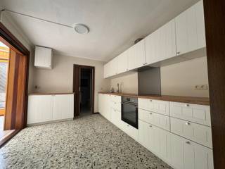 Woning te huur in Geraardsbergen<br /><br />Ben je op zoek naar een instapklare woning met ruimte? Dan is deze prachtige gezinswoning precies wat je zoekt!<br /><br />Deze recent geschilderde woning beschikt over:<br /><br />2 ruime slaapkamers, Bureau ruimte, grote opbergzolder, volledig uitgeruste keuken, mooie leefruimte met veel lichtinval en een aangenaam terras.<br /><br />Gelegen dichtbij winkels, scholen, openbaar vervoer en op vlotte afstand van het centrum en belangrijke invalswegen.<br /><br />Extra troeven: Energiezuinig, volledig geschilderd en instapklaar, veel opbergruimte, Inclusief Garage<br /><br />Interesse? Neem vandaag nog contact op voor een bezoek op 0492/82.50.00: Jerko<br />Mail Naar Jerko@cornelis-goeman.be