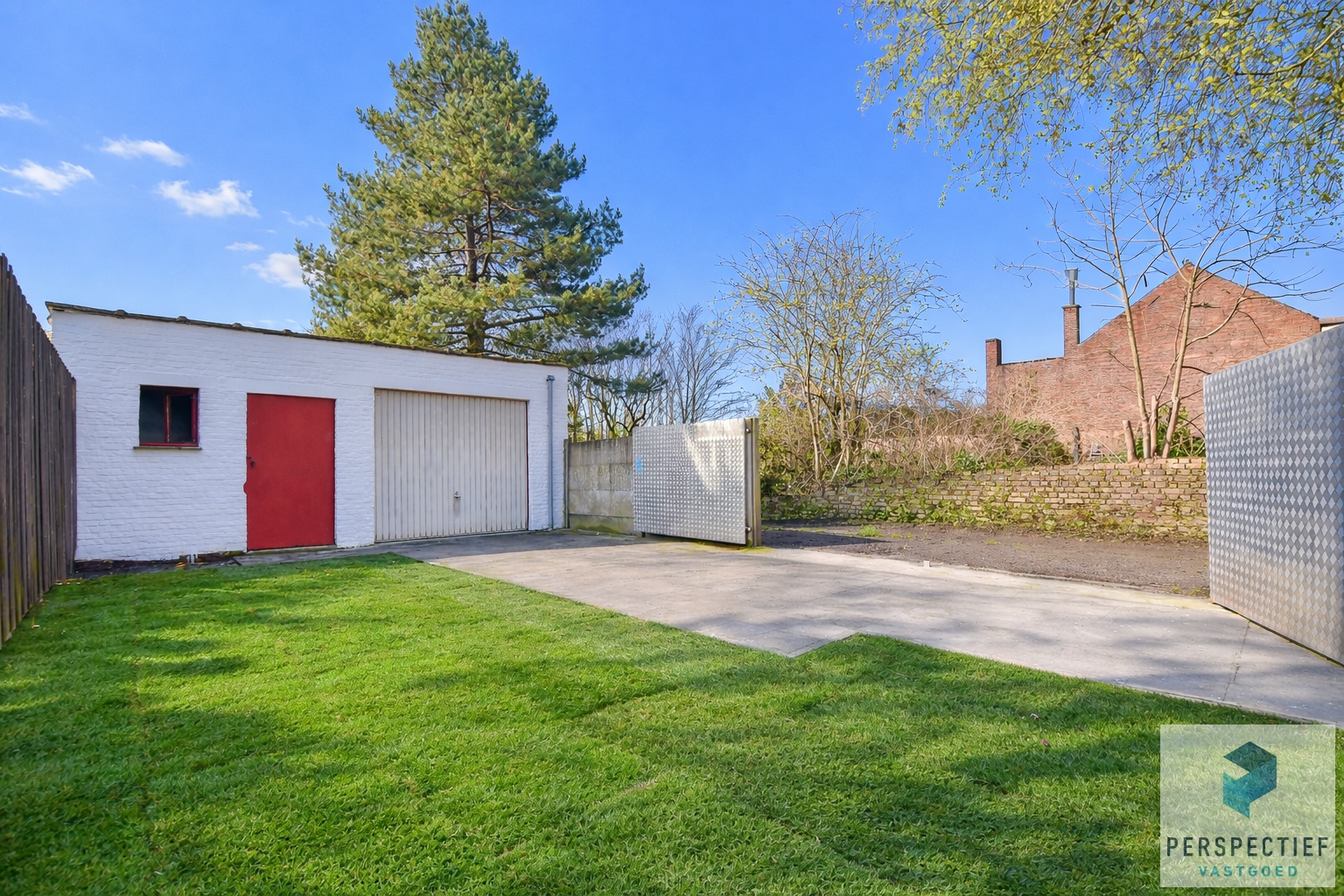 Vernieuwde woning met 3 slaapkamers en ZONGERICHTE tuin met uitweg en GROTE GARAGE - foto 4