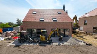 <span><span>Residentieel wonen in het centrum van <strong>Westrozebeke</strong> vlakbij Roeselare & Staden.<br /><br /><strong>Residentie GILDHOF</strong> is een kleinschalig én zeer energiezuinig nieuwbouwproject bestaande uit <strong>3 appartementen, 6 garages en 2 woningen</strong>. Het betreft telkens 3 ruime en lichtrijke drieslaapkamerappartementen, gelegen op een unieke en centrale ligging in de schaduw van de kerk.<br /><br />Comfort, energiezuinigheid, kwaliteit en centrale ligging zijn de eigenschappen van deze residentie. <br /><br />Tijdens de ontwerpfase werd veel aandacht geschonken aan enerzijds de energiezuinigheid en anderzijds het wooncomfort van de bewoners:</span></span>
<ul>
<li><span><span>Praktische indeling;</span></span></li>
<li><span><span>veel lichtinval;</span></span></li>
<li><span><span>optimale oriëntatie;</span></span></li>
<li><span><span><strong>tuin of ruim terras;,</strong></span></span></li>
<li><span><span>...</span></span></li>
</ul>
<span><span>Op deze manier is het zowel binnen als buiten aangenaam vertoeven in deze residentie.<br /><br />Op het gelijkvloers zijn er tevens ook 6 garageboxen voorzien. Telkens met een afmeting van +- 3.00 m x 5.74 m. Allen zijn ze voorzien van een <strong>geautomatiseerde sectionaalpoort</strong>.<br /><br />De moderne lijn van het gebouw en de keuze van materialen (waarbij de nodige aandacht werd besteed aan duurzaamheid, door recup van bestaande bakstenen/gevelstenen) zorgen voor een hedendaagse en tijdloze uitstraling waarbij energiezuinigheid en kwaliteit hoog in het vaandel worden gedragen.</span></span><br /><br /><span><span>De 3 appartementen hebben bewoonbare oppervlaktes variërende van 113 m² tot 128 m². De 2 woningen beschikken over woonoppervlaktes inclusief zolder van respectievelijk 174 m<sup>2</sup> en 181 m<sup>2</sup>. Zowel voor wie op zoek is naar een ruim drieslaapkamerappartement of voor wie droomt van een comfortabele nieuwbouwwoning zijn er dus mogelijkheden binnen ons aanbod.<br /><br />Alle appartementen en woningen in Residentie Gildhof zijn uitgerust met de <strong>nieuwste energiezuinige technieken</strong>, nl. <strong>vloerverwarming in combinatie met warmtepomp (lucht/water)</strong>. Hierdoor geniet u heel het jaar door over een aangenaam binnenklimaat. Ieder appartement en woning zal beschikken over een <strong>privatieve regenwaterput </strong>van 5.000 L tot 7.500 L, alsook over zijn eigen <strong>fotovoltaïsche zonnepanelen</strong> op het dak van de residentie. Voor de afwerking (materiaalkeuzes) heeft de bouwheer voldoende budget voorzien zodat u als koper kan genieten van mooie keuzes bij de leveranciers. Het lastenboek en de lijst van de leveranciers zijn te verkrijgen bij de makelaar. </span><strong><em><span>Uiteraard kan alles volledig op maat van de wensen van de klant afgewerkt worden. </span></em></strong><br /><br /><span>Ideaal voor wie op zoek is naar een vaste woonplaats, een tweede verblijf of een veilige investering met groeiende meerwaarde. Kom langs op ons kantoor en ontvang een unieke verkoopbrochure van Residentie 'Gildhof'.<br /><br /><strong>!! Aankoop aan het voordeel-tarief van 6% is mogelijk !! </strong>- << onder voorwaarden >><br /><br />De oplevering van dit nieuwbouwproject is voorzien in het najaar van 2026 (onder voorbehoud).</span></span><br /><br /><span><span>Bent u op zoek naar een prachtig en ruim appartement met 3 slaapkamers gelegen in een kleinschalige residentie of een stijlvolle, comfortabele nieuwbouwwoning? Plan dan snel uw afspraak! Contacteer ons op het nummer <strong>051 50 11 51</strong> of mail naar <strong>diksmuide@diksimmo.be</strong>. Wij komen ook met plezier tot bij u langs voor een persoonlijke uitleg en voorstelling van het project.</span></span>