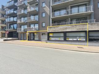 Prachtig onderhouden gelijkvloersappartement van maar liefst 175m² gelegen op 50m van het strand te Sint-Idesbald. Dit gelijkvloersappartement beschikt over een privé-inkom (rechtstreeks toegankelijk van de straat), berging / wasplaats, gasten toilet met handwasbakje, ruime leefruimte voorzien van salon, zithoek, eetplaats en bureelruimte. Verder is er nog een volledig geïnstalleerde keuken met veel bergruimte voorzien van een aanpalende eethoek, 2 slaapkamers en 2 badkamers met toilet. Genieten van de zon kan u doen op het zongerichte terras. Privé-parkeerplaats met laadpaal inbegrepen. Ook is er in de kelderverdieping mogelijkheid om een privatieve berging aan te kopen. Deze benedenwoning wordt gekenmerkt door het enorme ruimtegevoel en de kwalitatieve materialen. Aarzel niet en vraag nu uw bezoek aan voor dit prachtige eigendom. EPC: 196 UC: 2577847 (B Klasse - geen renovatieplicht) (Ref. NI25828)