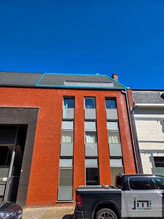 Dit appartement met 1 slaapkamer op de bovenverdieping is gelegen in het centrum van Tongeren-Borgloon. <br /><br />U komt binnen in een hal, waar zich links een aparte berging bevindt. Verder komt u in de leefruimte met open keuken. Van hieruit kan u via een raam ook naar het balkon met mooi uitzicht. Vanuit de leefruimte is er nog een extra hal die toegang biedt tot de slaapkamer, badkamer en een apart toilet.