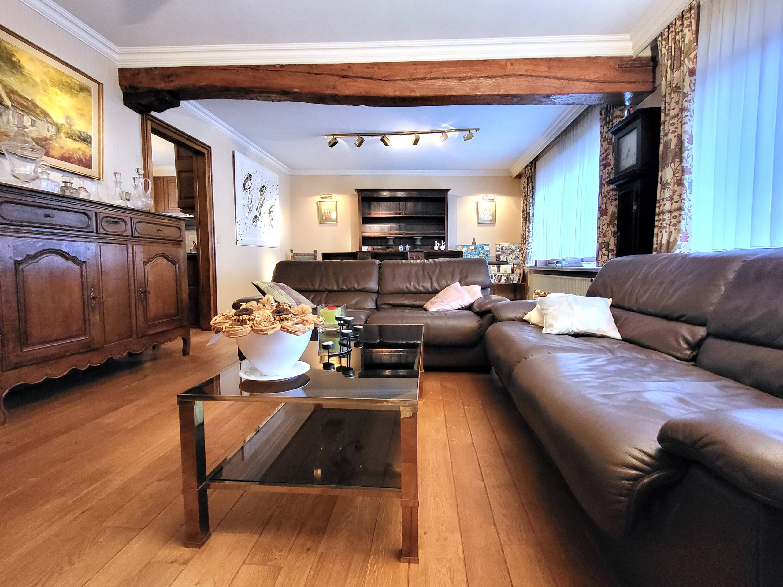 Dit veelzijdige pand met een grondoppervlakte van 240 m² combineert een ruime commerciële gelijkvloerse verdieping met een comfortabel appartement op de eerste verdieping. - foto 2