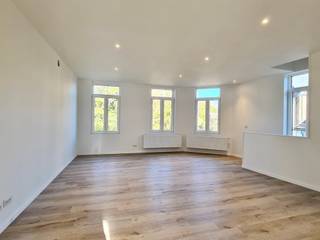 KWALITATIEF en MODERN GERENOVEERD APPARTEMENT met 3 slaapkamers. INDELING: mooie traphal en inkom met apart toilet en wasplaats,...