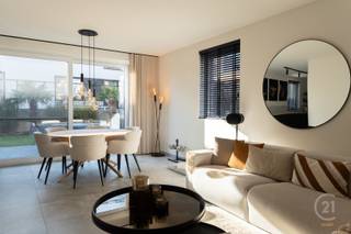 Deze tot in de puntjes afgewerkte woning in Lombardsijde biedt alles wat u zoekt: moderne afwerking, comfort en een rustige ligging op slechts enkele minuten van Nieuwpoort en de kust. De woning beschikt over drie ruime slaapkamers, met een grote polyvalente ruimte op de tweede verdieping, perfect voor een gezin of als werkruimte. De lichte en open leefruimtes zorgen voor een aangename sfeer, terwijl de volledig uitgeruste keuken het ideale hart van het huis is.<br />Een extra troef is de inpandige garage, die zorgt voor gemakkelijke toegang en extra opbergruimte. De zonnige tuin biedt de perfecte plek om buiten te ontspannen en te genieten van het mooie weer. Bovendien is er voldoende parkeergelegenheid op het terrein.<br />Dankzij de centrale ligging in Lombardsijde combineert deze woning de rust van de buurt met de nabijheid van het levendige centrum van Nieuwpoort. Alles is tot in de puntjes afgewerkt, waardoor u enkel nog hoeft te verhuizen en te genieten van uw nieuwe thuis. Woning is voorzien van zonnepanelen.<br />Neem contact met ons op voor meer informatie of een bezichtiging!