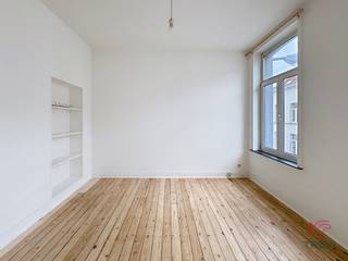 IXELLES: Close to the Ixelles ponds and all amenities, superb fully renovated studio apartment of +/-35m².On the 2nd floor without lift:- Kitchen...