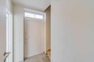 <p>Interesse in dit pand? Neem voor bijkomende informatie of het maken van een afspraak rechtstreeks contact op met Steven Plompen via <strong>+32 498 61 58 86</strong> of <strong>steven@copandi.be</strong>.</p><p></p><p>Deze energiezuinige halfopen bebouwing werd net opgeleverd en beschikt over een bewoonbare oppervlakte van ongeveer 140 m². Dankzij de rustige, residentiële ligging geniet u van een aangename woonomgeving, terwijl scholen, winkels, openbaar vervoer en belangrijke verbindingswegen richting Leuven en Mechelen zich op korte afstand bevinden. De woning is bijzonder energiezuinig en voorzien van lucht-water warmtepomp, ventilatiesysteem type D, vloerverwarming, regenwaterput, enz .</p><p> </p><p><strong>Indeling</strong></p><p> </p><p><strong>Gelijkvloers</strong></p><p>Via de inkomhal met gastentoilet betreedt u de woning. De ruime leefruimte met open keuken vormt het centrale hart van de woning en biedt een oppervlakte van maar liefst 46,77 m². Dankzij de grote raampartijen geniet u hier van veel natuurlijke lichtinval en een mooi zicht op de tuin. Aansluitend aan de keuken bevindt zich een praktische berging.</p><p> </p><p><strong>Eerste verdieping</strong></p><p>Op de verdieping bevinden zich drie volwaardige slaapkamers van respectievelijk: 12,30 m² 12,10 m² en 10,59 m².</p><p>Daarnaast beschikt deze verdieping over een afzonderlijk toilet en een comfortabele badkamer voorzien van een inloopdouche en dubbele wastafel.</p><p> </p><p><strong>Zolder</strong></p><p>Via een zolderluik bereikt u de ruime zolderverdieping, die fungeert als extra bergruimte.</p>