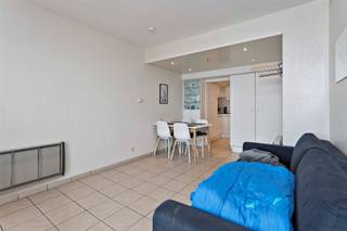 Knus (36 m²), gemeubeld gelijkvloersappartement op Zeedijk van Blankenberge. Via de inkomhal die uitgeeft op de (kleine) slaaphoek komt men in...