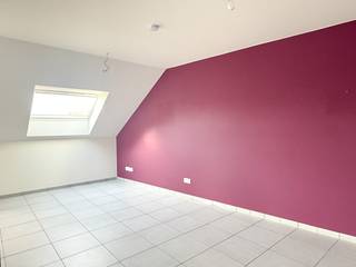 Rustig wonen vlak bij het centrum van Kruibeke<br /><br />Dit appartement is gelegen in de Scheiddam, een rustige straat in Kruibeke, op wandelafstand van het centrum. Hier geniet u van een aangename woonomgeving met winkels, horeca en andere voorzieningen in de nabije omgeving.<br /><br />Het appartement bevindt zich op de tweede verdieping van het gebouw.<br /><br />Indeling:<br />U komt het appartement binnen via de inkomhal. Verder vindt u de lichtrijke leefruimte die naadloos aansluit op de keuken met ingemaakte kasten, voorzien van onder andere een oven en een ijskast. Vanuit de leefruimte en keuken geniet u van een open zicht op het zonnig terras met uitzicht op de kerk van Kruibeke.<br />Daarnaast beschikt het appartement over twee slaapkamers, een badkamer met douche, enkel lavabomeubel en aansluiting voor een wasmachine en droogkast, evenals een apart toilet.<br /><br />Op de hal van het verdiep bevindt zich bovendien een gemeenschappelijke berging, gedeeld met het andere appartement op dezelfde verdieping.<br />Achteraan het gebouw is er een autostaanplaats onder carport inbegrepen.<br /><br />Interesse?<br />Stuur ons gerust een mail via info@immojet.be en plan jouw bezoek.