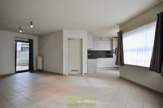 Dit appartement bestaat uit een inkomhal, ruime leefruimte met open ingerichte keuken, bergruimte, 2 slaapkamers, badkamer met ligbad, douche...